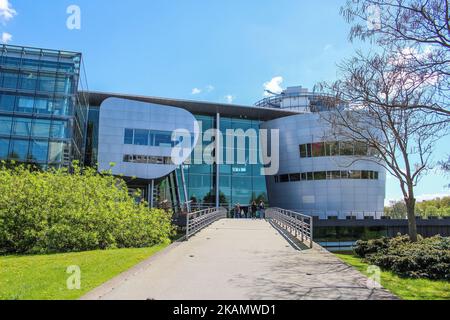 Die Volkswagen Transparent Factory ist /ON/ in Desden, Deutschland, zu sehen. Die Transparent Factory ist ein Ausstellungsraum im Besitz des deutschen Automobilherstellers Volkswagen und wurde vom Architekten Gunter Henn entworfen. Es wurde ursprünglich 2002 als Autofabrik eröffnet. Im Jahr 2016 wurde es als "Koffer für die Elektromobilität" wiedereröffnet. (Foto von Michal Fludra/NurPhoto) *** Bitte nutzen Sie die Gutschrift aus dem Kreditfeld *** Stockfoto