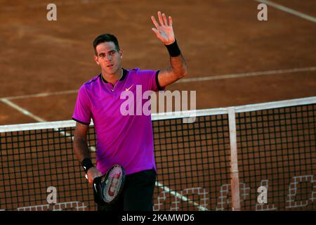 Juan Martin Del Potro aus Argentinien würdigt die Zuschauer, nachdem er sein Spiel gegen Yuichi Sugita aus Japan während des Millenniums-Tennisturniers Estoril Open 1. am 2. Mai 2017 in Estoril, einem Vorort von Lissabon, Portugal, gewonnen hat. Juan Martin Del Potro aus Argentinien gewann 6-1, 6-3. (Foto von Pedro FiÃºza/NurPhoto) *** Bitte nutzen Sie die Gutschrift aus dem Kreditfeld *** Stockfoto