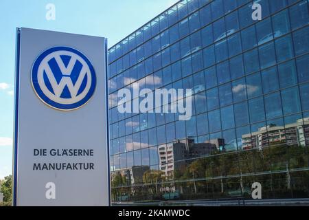 Die Volkswagen Transparent Factory ist /ON/ in Desden, Deutschland, zu sehen. Die Transparent Factory ist ein Ausstellungsraum im Besitz des deutschen Automobilherstellers Volkswagen und wurde vom Architekten Gunter Henn entworfen. Es wurde ursprünglich 2002 als Autofabrik eröffnet. Im Jahr 2016 wurde es als "Koffer für die Elektromobilität" wiedereröffnet. (Foto von Michal Fludra/NurPhoto) *** Bitte nutzen Sie die Gutschrift aus dem Kreditfeld *** Stockfoto