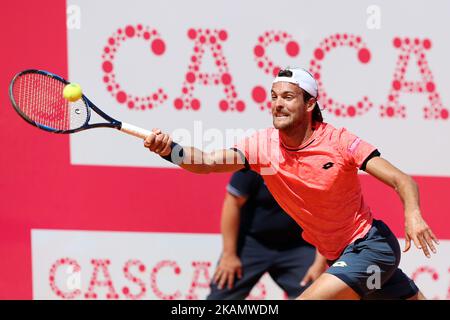 Joao Sousa aus Portugal gibt am 2. Mai 2017 beim Millennium Estoril Open 1.-Tennisturnier in Estoril, einem Vorort von Lissabon, Portugal, einen Ball an den US-Amerikaner Bjorn Fratangelo zurück. Bjorn Fratangelo aus den USA gewann 6-3, 6-4. (Foto von Pedro FiÃºza/NurPhoto) *** Bitte nutzen Sie die Gutschrift aus dem Kreditfeld *** Stockfoto