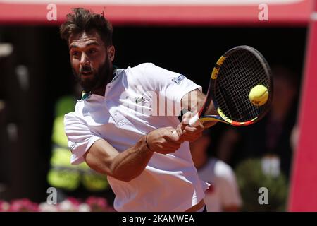 Der französische Spieler Benoit Paire gibt den Ball an den spanischen Tennisspieler Nicolas Almagro zurück, während er am 2. Mai 2017 in Estoril bei Lissabon das ATP-Einzelspiel 1. der Millennium Estoril Open gewann. (Foto von Carlos Palma/NurPhoto) *** Bitte nutzen Sie die Gutschrift aus dem Kreditfeld *** Stockfoto