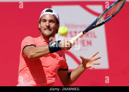 Joao Sousa aus Portugal gibt am 2. Mai 2017 beim Millennium Estoril Open 1.-Tennisturnier in Estoril, einem Vorort von Lissabon, Portugal, einen Ball an den US-Amerikaner Bjorn Fratangelo zurück. Bjorn Fratangelo aus den USA gewann 6-3, 6-4. (Foto von Pedro FiÃºza/NurPhoto) *** Bitte nutzen Sie die Gutschrift aus dem Kreditfeld *** Stockfoto