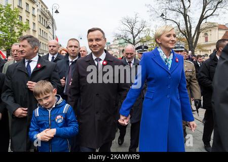 Der polnische Präsident Andrzej Duda und die polnische First Lady Agata Kornhauser-Duda anlässlich der zentralen Feierlichkeiten zum 226.. Jahrestag der Verabschiedung der polnischen Verfassung vom 03. Mai 1791 am 3. Mai 2017 auf dem Schlossplatz in Warschau (Polen) (Foto: Mateusz Wlodarczyk/NurPhoto) *** Bitte verwenden Sie Credit from Credit Field *** Stockfoto