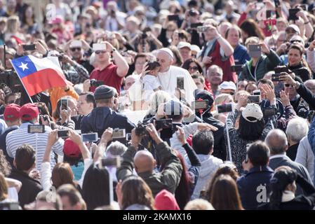 Papst Franziskus winkt, als er am mittwoch, den 3. Mai 2017, auf dem Petersplatz im Vatikan durch die Menschenmenge getrieben wird. (Foto von Massimo Valicchia/NurPhoto) *** Bitte nutzen Sie die Gutschrift aus dem Kreditfeld *** Stockfoto