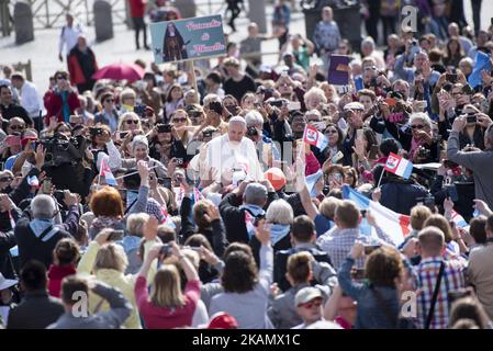 Papst Franziskus winkt, als er am mittwoch, den 3. Mai 2017, auf dem Petersplatz im Vatikan durch die Menschenmenge getrieben wird. (Foto von Massimo Valicchia/NurPhoto) *** Bitte nutzen Sie die Gutschrift aus dem Kreditfeld *** Stockfoto