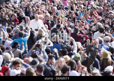 Papst Franziskus winkt, als er am mittwoch, den 3. Mai 2017, auf dem Petersplatz im Vatikan durch die Menschenmenge getrieben wird. (Foto von Massimo Valicchia/NurPhoto) *** Bitte nutzen Sie die Gutschrift aus dem Kreditfeld *** Stockfoto