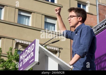 Die linke Partei Podemos, der Minister für strategische Analyse, Iñigo Errejón nimmt an einem öffentlichen Akt "Madrid se levanta" Teil, um am 2.. Mai 2017 in Madrid ein Misstrauensvotum gegen den Premierminister Mariano Rajoy und die Präsidentin der Regionalregierung von Madrid, Cristina Cifuentes, zu fördern. (Foto von Alvaro Hurtado/NurPhoto) *** Bitte nutzen Sie die Gutschrift aus dem Kreditfeld *** Stockfoto