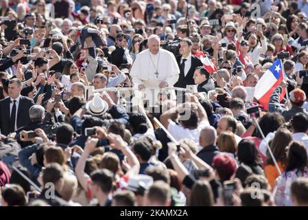 Papst Franziskus winkt, als er am mittwoch, den 3. Mai 2017, auf dem Petersplatz im Vatikan durch die Menschenmenge getrieben wird. (Foto von Massimo Valicchia/NurPhoto) *** Bitte nutzen Sie die Gutschrift aus dem Kreditfeld *** Stockfoto