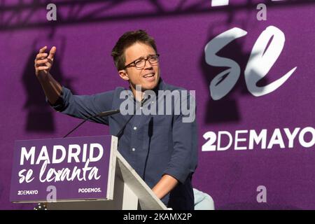 Die linke Partei Podemos, der Minister für strategische Analyse, Iñigo Errejón nimmt an einem öffentlichen Akt "Madrid se levanta" Teil, um am 2.. Mai 2017 in Madrid ein Misstrauensvotum gegen den Premierminister Mariano Rajoy und die Präsidentin der Regionalregierung von Madrid, Cristina Cifuentes, zu fördern. (Foto von Alvaro Hurtado/NurPhoto) *** Bitte nutzen Sie die Gutschrift aus dem Kreditfeld *** Stockfoto