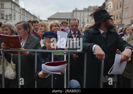 Hunderte von Menschen nehmen an der „Lektion des Singens“ 64. auf dem „kleinen Marktplatz“ in Krakau während des Verfassungstages vom 3.. Mai Teil. Am Mittwoch, den 3. Mai 2017, in Krakau, Polen. Foto von Artur Widak *** Bitte nutzen Sie die Gutschrift aus dem Kreditfeld *** Stockfoto