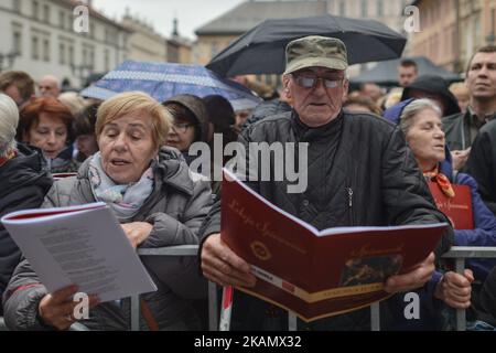 Hunderte von Menschen nehmen an der „Lektion des Singens“ 64. auf dem „kleinen Marktplatz“ in Krakau während des Verfassungstages vom 3.. Mai Teil. Am Mittwoch, den 3. Mai 2017, in Krakau, Polen. Foto von Artur Widak *** Bitte nutzen Sie die Gutschrift aus dem Kreditfeld *** Stockfoto