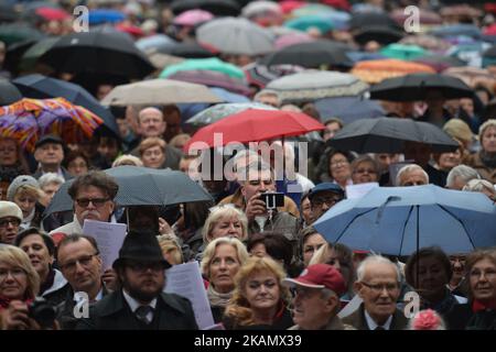 Hunderte von Menschen nehmen an der „Lektion des Singens“ 64. auf dem „kleinen Marktplatz“ in Krakau während des Verfassungstages vom 3.. Mai Teil. Am Mittwoch, den 3. Mai 2017, in Krakau, Polen. Foto von Artur Widak *** Bitte nutzen Sie die Gutschrift aus dem Kreditfeld *** Stockfoto