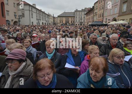 Hunderte von Menschen nehmen an der „Lektion des Singens“ 64. auf dem „kleinen Marktplatz“ in Krakau während des Verfassungstages vom 3.. Mai Teil. Am Mittwoch, den 3. Mai 2017, in Krakau, Polen. Foto von Artur Widak *** Bitte nutzen Sie die Gutschrift aus dem Kreditfeld *** Stockfoto