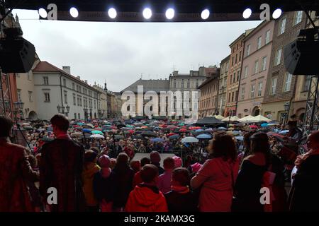 Hunderte von Menschen nehmen an der „Lektion des Singens“ 64. auf dem „kleinen Marktplatz“ in Krakau während des Verfassungstages vom 3.. Mai Teil. Am Mittwoch, den 3. Mai 2017, in Krakau, Polen. Foto von Artur Widak *** Bitte nutzen Sie die Gutschrift aus dem Kreditfeld *** Stockfoto