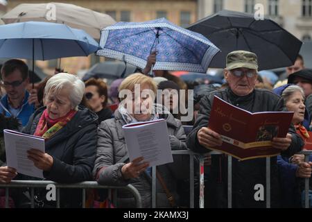 Hunderte von Menschen nehmen an der „Lektion des Singens“ 64. auf dem „kleinen Marktplatz“ in Krakau während des Verfassungstages vom 3.. Mai Teil. Am Mittwoch, den 3. Mai 2017, in Krakau, Polen. Foto von Artur Widak *** Bitte nutzen Sie die Gutschrift aus dem Kreditfeld *** Stockfoto