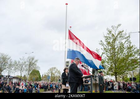 Am 4.. Mai erinnern in Nijmegen mehrere Zeremonien an die Vizezeit während des Zweiten Weltkriegs. Nijmegen zählt mit 60 Denkmälern, von denen jedes an den gesamten Krieg oder ein bestimmtes Ereignis, Person oder Gruppe erinnert. Die gedenkfeiern fanden im „Kitty de Wijze“ statt, einem Denkmal, das zum Symbol der Juden in Nijmegen wurde, die deportiert wurden und nie wieder zurückkamen. Von der Stephanskirche aus führte eine stille Prozession durch die Straßen zum 'Keizer Traianusplein', wo zwei Denkmäler an die Opfer des Zweiten Weltkriegs Steh auf. erinnern Die offizielle Zeremonie begann mit zwei Minuten Stille, danach Mayo Stockfoto