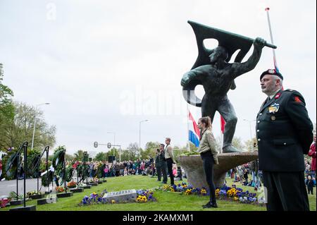 Am 4.. Mai erinnern in Nijmegen mehrere Zeremonien an die Vizezeit während des Zweiten Weltkriegs. Nijmegen zählt mit 60 Denkmälern, von denen jedes an den gesamten Krieg oder ein bestimmtes Ereignis, Person oder Gruppe erinnert. Die gedenkfeiern fanden im „Kitty de Wijze“ statt, einem Denkmal, das zum Symbol der Juden in Nijmegen wurde, die deportiert wurden und nie wieder zurückkamen. Von der Stephanskirche aus führte eine stille Prozession durch die Straßen zum 'Keizer Traianusplein', wo zwei Denkmäler an die Opfer des Zweiten Weltkriegs Steh auf. erinnern Die offizielle Zeremonie begann mit zwei Minuten Stille, danach Mayo Stockfoto