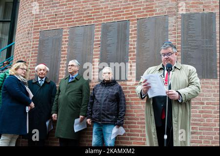 Am 4.. Mai erinnern in Nijmegen mehrere Zeremonien an die Vizezeit während des Zweiten Weltkriegs. Nijmegen zählt mit 60 Denkmälern, von denen jedes an den gesamten Krieg oder ein bestimmtes Ereignis, Person oder Gruppe erinnert. Die gedenkfeiern fanden im „Kitty de Wijze“ statt, einem Denkmal, das zum Symbol der Juden in Nijmegen wurde, die deportiert wurden und nie wieder zurückkamen. Von der Stephanskirche aus führte eine stille Prozession durch die Straßen zum 'Keizer Traianusplein', wo zwei Denkmäler an die Opfer des Zweiten Weltkriegs Steh auf. erinnern Die offizielle Zeremonie begann mit zwei Minuten Stille, danach Mayo Stockfoto