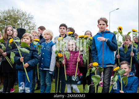 Am 4.. Mai erinnern in Nijmegen mehrere Zeremonien an die Vizezeit während des Zweiten Weltkriegs. Nijmegen zählt mit 60 Denkmälern, von denen jedes an den gesamten Krieg oder ein bestimmtes Ereignis, Person oder Gruppe erinnert. Die gedenkfeiern fanden im „Kitty de Wijze“ statt, einem Denkmal, das zum Symbol der Juden in Nijmegen wurde, die deportiert wurden und nie wieder zurückkamen. Von der Stephanskirche aus führte eine stille Prozession durch die Straßen zum 'Keizer Traianusplein', wo zwei Denkmäler an die Opfer des Zweiten Weltkriegs Steh auf. erinnern Die offizielle Zeremonie begann mit zwei Minuten Stille, danach Mayo Stockfoto