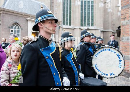 Am 4.. Mai erinnern in Nijmegen mehrere Zeremonien an die Vizezeit während des Zweiten Weltkriegs. Nijmegen zählt mit 60 Denkmälern, von denen jedes an den gesamten Krieg oder ein bestimmtes Ereignis, Person oder Gruppe erinnert. Die gedenkfeiern fanden im „Kitty de Wijze“ statt, einem Denkmal, das zum Symbol der Juden in Nijmegen wurde, die deportiert wurden und nie wieder zurückkamen. Von der Stephanskirche aus führte eine stille Prozession durch die Straßen zum 'Keizer Traianusplein', wo zwei Denkmäler an die Opfer des Zweiten Weltkriegs Steh auf. erinnern Die offizielle Zeremonie begann mit zwei Minuten Stille, danach Mayo Stockfoto