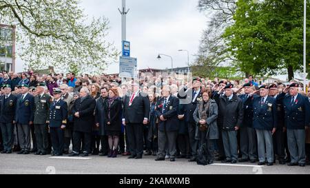 Am 4.. Mai erinnern in Nijmegen mehrere Zeremonien an die Vizezeit während des Zweiten Weltkriegs. Nijmegen zählt mit 60 Denkmälern, von denen jedes an den gesamten Krieg oder ein bestimmtes Ereignis, Person oder Gruppe erinnert. Die gedenkfeiern fanden im „Kitty de Wijze“ statt, einem Denkmal, das zum Symbol der Juden in Nijmegen wurde, die deportiert wurden und nie wieder zurückkamen. Von der Stephanskirche aus führte eine stille Prozession durch die Straßen zum 'Keizer Traianusplein', wo zwei Denkmäler an die Opfer des Zweiten Weltkriegs Steh auf. erinnern Die offizielle Zeremonie begann mit zwei Minuten Stille, danach Mayo Stockfoto