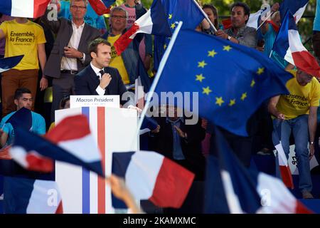 Der französische Präsidentschaftskandidat Emmanuel Macron (Mitte) hielt sein letztes Treffen dieser Kampagne in Albi bei Toulouse ab. Seine Bewegung heißt 'en Marche!' IE weiter!. Er ist gegen Marine Le Pen (Front National, extreme Rechte) in der Runde der Präsidentschaftswahlen 2.. Albi, Frankreich am 5. 2017. Mai. (Foto von Alain Pitton/NurPhoto) *** Bitte nutzen Sie die Gutschrift aus dem Kreditfeld *** Stockfoto