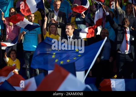 Der französische Präsidentschaftskandidat Emmanuel Macron (Mitte) hielt sein letztes Treffen dieser Kampagne in Albi bei Toulouse ab. Seine Bewegung heißt 'en Marche!' IE weiter!. Er ist gegen Marine Le Pen (Front National, extreme Rechte) in der Runde der Präsidentschaftswahlen 2.. Albi, Frankreich am 5. 2017. Mai. (Foto von Alain Pitton/NurPhoto) *** Bitte nutzen Sie die Gutschrift aus dem Kreditfeld *** Stockfoto