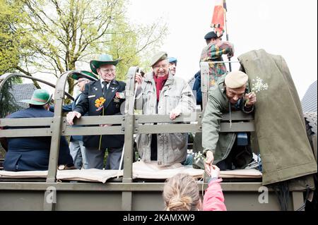 Am 5.. Mai in Wageningen. Diese Stadt, die auch als ‘Stadt der Befreiung’ bekannt ist, ist besonders mit den Gedenktagen hier am 4. Und 5. Mai verbunden, da die Kapitulation, die den Zweiten Weltkrieg in den Niederlanden beendete, 1945 im Hotel de Wereld der Stadt unterzeichnet wurde. Während des Befreiungstages wird jedes Jahr die Befreiungsparade oder die Bevrijdingsdefilé auf Niederländisch gefeiert und vereint Veteranen und militärische Nachfolger, um all jenen Tribut zu zollen, die während des Zweiten Weltkriegs ihr Leben ließen. Auch Veteranen der zweiten und dritten Generation waren anwesend. (Foto von Romy Arroyo Fernandez/NurPhoto) *** Bitte verwenden Stockfoto