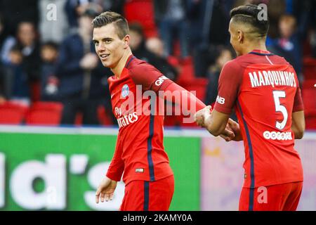 Der argentinische Mittelfeldspieler Giovani Lo Celso von Paris Saint-Germain wird vom brasilianischen Verteidiger Marquinhos (R) von Teamkollegen Paris Saint-Germain nach einem Tor beim französischen Fußballspiel Paris Saint-Germain gegen Bastia L1 am 6. Mai 2017 im Stadion Parc des Princes in Paris gratuliert. (Foto von Geoffroy Van der Hasselt/NurPhoto) *** Bitte nutzen Sie die Gutschrift aus dem Kreditfeld *** Stockfoto