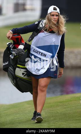 Joost Luiten aus den Niederlanden Caddy / Freundin schaut während der Gruppe Ein Spiel zwischen Dänemark und den Niederlanden während des ersten Tages von GolfSixes im Centurion Club am 6. Mai 2017 in St. Albans, England. (Foto von Kieran Galvin/NurPhoto) *** Bitte benutzen Sie die Gutschrift aus dem Kreditfeld *** Stockfoto