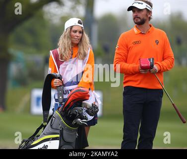 Joost Luiten aus den Niederlanden Caddy / Freundin sieht während der Gruppe Ein Spiel zwischen Dänemark und den Niederlanden während des ersten Tages von GolfSixes im Centurion Club am 6. Mai 2017 in St. Albans, England.(Foto von Kieran Galvin/NurPhoto) *** Bitte benutzen Sie die Gutschrift aus dem Credit Field *** Stockfoto