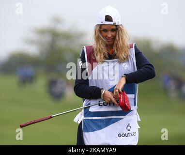 Joost Luiten aus den Niederlanden Caddy / Freundin schaut während der Gruppe Ein Spiel zwischen Dänemark und den Niederlanden während des ersten Tages von GolfSixes im Centurion Club am 6. Mai 2017 in St. Albans, England. (Foto von Kieran Galvin/NurPhoto) *** Bitte benutzen Sie die Gutschrift aus dem Kreditfeld *** Stockfoto