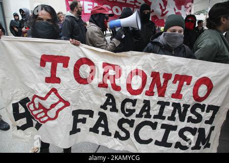 Kundgebung gegen Islamophobie, Weiße Vorherrschaft und Faschismus in der Innenstadt von Toronto, Ontario, Kanada, am 06. Mai 2017. Demonstranten kollidierten mit antimuslimischen und faschistischen Gruppen, während Hunderte von Polizisten eingesetzt wurden, um die Kontrolle zu behalten. Gruppen wie die Betroffene Koalition kanadischer Bürger, die Soldaten von Odin und die Jewish Defense League beschuldigen Muslime und das „Scharia-Gesetz“ für Arbeitslosigkeit, Sparmaßnahmen und soziale Kürzungen. (Foto by Creative Touch Imaging Ltd./NurPhoto) *** Bitte nutzen Sie die Gutschrift aus dem Kreditfeld *** Stockfoto