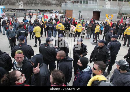 Die Polizei trennte am 06. Mai 2017 während einer Kundgebung gegen den Islam, die Muslime und das Scharia-Gesetz in der Innenstadt von Toronto, Ontario, Kanada, Oppositionergruppen. Gruppen wie die Betroffene Koalition der kanadischen Bürger, die Soldaten von Odin und die Jewish Defense League versammelten sich, um gegen den Islam, die Muslime und das Scharia-Gesetz zu protestieren. Die Gruppen beschuldigen Muslime und das „Scharia-Gesetz“ für Arbeitslosigkeit, Sparmaßnahmen und soziale Kürzungen. (Foto by Creative Touch Imaging Ltd./NurPhoto) *** Bitte nutzen Sie die Gutschrift aus dem Kreditfeld *** Stockfoto