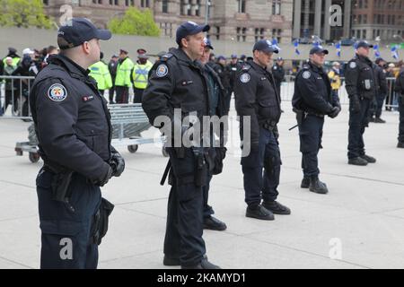 Die Polizei steht während einer Kundgebung gegen den Islam, die Muslime und das Scharia-Gesetz in der Innenstadt von Toronto, Ontario, Kanada, am 06. Mai 2017 Wache. Gruppen wie die Betroffene Koalition der kanadischen Bürger, die Soldaten von Odin und die Jewish Defense League versammelten sich, um gegen den Islam, die Muslime und das Scharia-Gesetz zu protestieren. Die Gruppen beschuldigen Muslime und das „Scharia-Gesetz“ für Arbeitslosigkeit, Sparmaßnahmen und soziale Kürzungen. (Foto by Creative Touch Imaging Ltd./NurPhoto) *** Bitte nutzen Sie die Gutschrift aus dem Kreditfeld *** Stockfoto