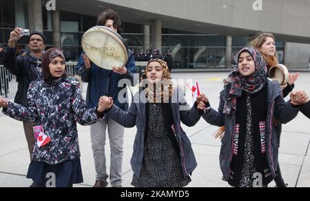 Muslimische Frauen und Kinder bilden während einer Kundgebung gegen Islamophobie, Weiße Vorherrschaft und Faschismus am 06. Mai 2017 in der Innenstadt von Toronto, Ontario, Kanada, einen „Kreis des Friedens“. Demonstranten kollidierten mit antimuslimischen und faschistischen Gruppen, während Hunderte von Polizisten eingesetzt wurden, um die Kontrolle zu behalten. Gruppen wie die Betroffene Koalition der kanadischen Bürger, die Soldaten von Odin und die Jewish Defense League beschuldigen Muslime für Arbeitslosigkeit, Sparmaßnahmen und soziale Kürzungen. (Foto by Creative Touch Imaging Ltd./NurPhoto) *** Bitte nutzen Sie die Gutschrift aus dem Kreditfeld *** Stockfoto