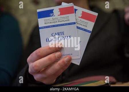 Ein Foto, das am 7. Mai 2017 in Paris, Frankreich, aufgenommen wurde, zeigt einen Wahlausweis. Für die zweite Runde der französischen Präsidentschaftswahlen haben die Bürger von Frenhc die Wahl zwischen Emmanuel Macron, dem Vorsitzenden von en Marche (nach vorne), und Marine Le Pen, dem Vorsitzenden der Front National (rechtsextreme Partei). Die Wahllokale werden um 8pm Uhr geschlossen und das erste Ergebnis wird zu diesem Zeitpunkt bekannt gegeben. Das endgültige Ergebnis wird erst am Mittwoch, den 10. Mai 2017, veröffentlicht. (Foto von Michaud Gael/NurPhoto) *** Bitte nutzen Sie die Gutschrift aus dem Kreditfeld *** Stockfoto