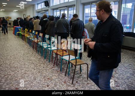 Millionen französischer Bürger wählen am Sonntag, den 7.. Mai 2017, in Paris den Präsidenten der V. Republik 8.. Für die zweite Runde der französischen Präsidentschaftswahlen haben die Bürger von Frenhc die Wahl zwischen Emmanuel Macron, dem Vorsitzenden von en Marche (nach vorne), und Marine Le Pen, dem Vorsitzenden der Front National (rechtsextreme Partei). Die Wahllokale werden um 8pm Uhr geschlossen und das erste Ergebnis wird zu diesem Zeitpunkt bekannt gegeben. Das endgültige Ergebnis wird erst am Mittwoch, den 10. Mai 2017, veröffentlicht. (Foto von Michaud Gael/NurPhoto) *** Bitte nutzen Sie die Gutschrift aus dem Kreditfeld *** Stockfoto