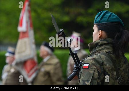 Feier des 72.. Jahrestages des Endes des Zweiten Weltkriegs im Denkmal der „Krakauer Armee“ auf dem Rakowicki-Friedhof in Krakau. Am Montag, den 8. Mai 2017, in Krakau, Polen. Foto von Artur Widak *** Bitte nutzen Sie die Gutschrift aus dem Kreditfeld *** Stockfoto