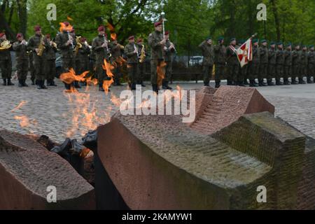 Feier des 72.. Jahrestages des Endes des Zweiten Weltkriegs im Denkmal der „Krakauer Armee“ auf dem Rakowicki-Friedhof in Krakau. Am Montag, den 8. Mai 2017, in Krakau, Polen. Foto von Artur Widak *** Bitte nutzen Sie die Gutschrift aus dem Kreditfeld *** Stockfoto