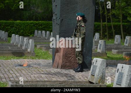 Feier des 72.. Jahrestages des Endes des Zweiten Weltkriegs im Denkmal der „Krakauer Armee“ auf dem Rakowicki-Friedhof in Krakau. Am Montag, den 8. Mai 2017, in Krakau, Polen. Foto von Artur Widak *** Bitte nutzen Sie die Gutschrift aus dem Kreditfeld *** Stockfoto