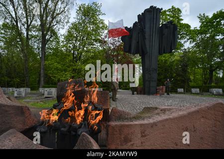 Feier des 72.. Jahrestages des Endes des Zweiten Weltkriegs im Denkmal der „Krakauer Armee“ auf dem Rakowicki-Friedhof in Krakau. Am Montag, den 8. Mai 2017, in Krakau, Polen. Foto von Artur Widak *** Bitte nutzen Sie die Gutschrift aus dem Kreditfeld *** Stockfoto