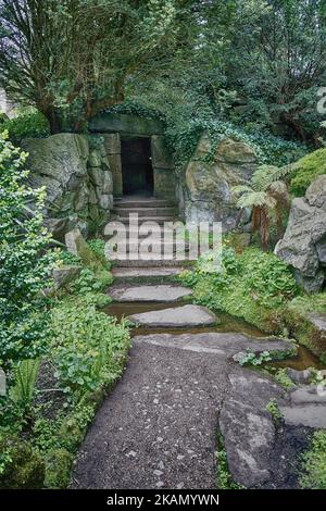 Eine geheime Tür in einem japanischen Garten Stockfoto