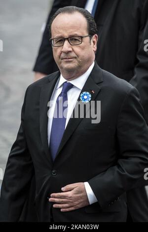 Der scheidende französische Präsident Francois Hollande blickt auf eine Zeremonie anlässlich des 72.. Jahrestages des Sieges über Nazi-Deutschland während des Zweiten Weltkriegs am 8. Mai 2017 in Paris. (Foto von Geoffroy Van der Hasselt/NurPhoto) *** Bitte nutzen Sie die Gutschrift aus dem Kreditfeld *** Stockfoto