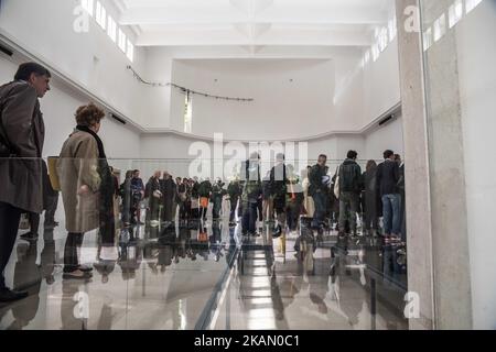 Schauspieler treten in 'Faust' der deutschen Künstlerin Anne Imhof während der Presseinterpremiere der Internationalen Kunstausstellung Biennale 57. am 9. Mai 2017 in Venedig auf. Die Ausstellung mit dem Titel „Viva Arte Viva“ wird von Christine Macel kuratiert und ist vom 13. Mai bis 26. November 2017 an den Veranstaltungsorten Giardini und Arsenale für die Öffentlichkeit zugänglich. (Foto von Giacomo Cosua/NurPhoto) *** Bitte benutzen Sie die Gutschrift aus dem Kreditfeld *** Stockfoto