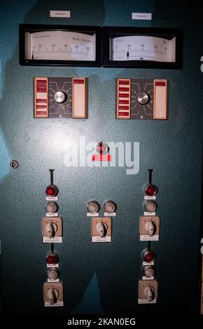 Xanten, Deutschland. 03.. November 2022. Schalter und Hebel für die Luftversorgung in einem Schaltschrank, aufgenommen in einem ehemaligen Atomschutzhaus, das für 1,6 Millionen Euro zum Verkauf steht. Der Bunker stammt aus dem Jahr 1960s und bietet rund 850 Quadratmeter Fläche und ein großes Grundstück. Der Makler, der sie vermarktet, wirbt für einen „hochsicheren Hafen“. Die privaten Eigentümer hatten die Struktur vor Jahren gekauft und verkaufen sie nun aus Altersgründen. Quelle: Fabian Strauch/dpa/Alamy Live News Stockfoto