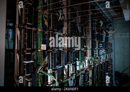 Xanten, Deutschland. 03.. November 2022. Stromkabel, aufgenommen in einem ehemaligen Atomschutzhaus, das für 1,6 Millionen Euro verkauft werden soll. Der Bunker stammt aus dem Jahr 1960s und bietet rund 850 Quadratmeter Fläche und ein großes Grundstück. Der Makler, der sie vermarktet, wirbt für einen „hochsicheren Hafen“. Die privaten Eigentümer hatten die Struktur vor Jahren gekauft und verkaufen sie nun aus Altersgründen. Quelle: Fabian Strauch/dpa/Alamy Live News Stockfoto