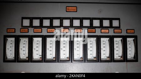 Xanten, Deutschland. 03.. November 2022. Temperaturanzeigen verschiedener Zylinder, aufgenommen in einem ehemaligen nuklearen Schutzbunker, der für 1,6 Millionen Euro zum Verkauf steht. Der Bunker stammt aus dem Jahr 1960s und bietet rund 850 Quadratmeter Fläche und ein großes Grundstück. Der Makler, der sie vermarktet, wirbt für einen „hochsicheren Hafen“. Die privaten Eigentümer hatten die Struktur vor Jahren gekauft und verkaufen sie nun aus Altersgründen. Quelle: Fabian Strauch/dpa/Alamy Live News Stockfoto