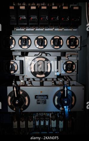 Xanten, Deutschland. 03.. November 2022. Ein Kontrollpanel, das in einem ehemaligen Atomschutzhaus für 1,6 Millionen Euro zum Verkauf steht. Der Bunker stammt aus dem Jahr 1960s und bietet rund 850 Quadratmeter Fläche und ein großes Grundstück. Der Makler, der sie vermarktet, wirbt für einen „hochsicheren Hafen“. Die privaten Eigentümer hatten die Struktur vor Jahren gekauft und verkaufen sie nun aus Altersgründen. Quelle: Fabian Strauch/dpa/Alamy Live News Stockfoto