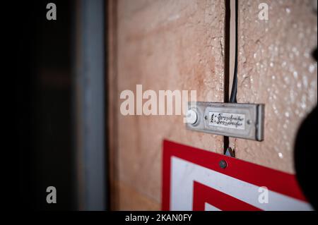 Xanten, Deutschland. 03.. November 2022. Auf einer Türklingel in einem ehemaligen Atomschutzhaus, das für 1,6 Millionen Euro verkauft werden soll, steht ein „Teletyp“. Der Bunker stammt aus dem Jahr 1960s und bietet etwa 850 Quadratmeter Fläche und ein großes Grundstück. Der Makler, der sie vermarktet, wirbt für einen „hochsicheren Hafen“. Die privaten Eigentümer hatten die Struktur vor Jahren gekauft und verkaufen sie nun aus Altersgründen. Quelle: Fabian Strauch/dpa/Alamy Live News Stockfoto